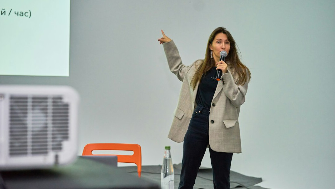 speaker using body language